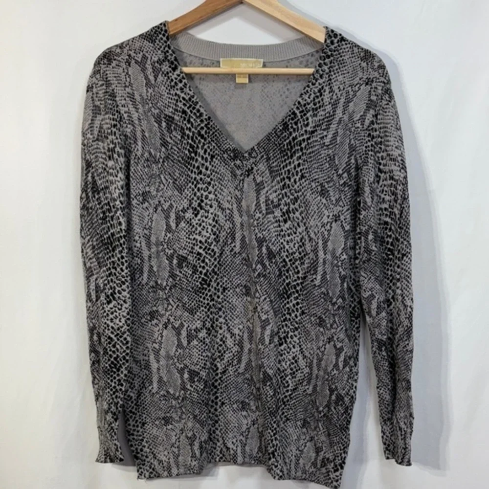 🧢Michael Kors Gray black cotton blend animal  print V-Neck Sweater